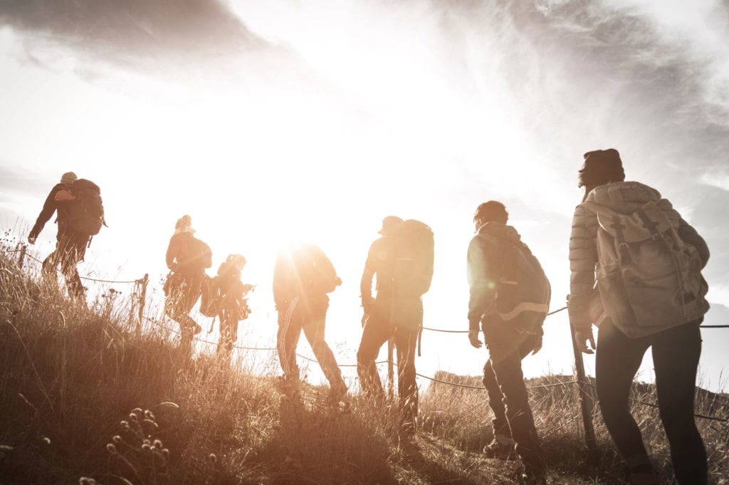 Wandern in Deutschland: Gruppe Menschen wandert Berg hinauf