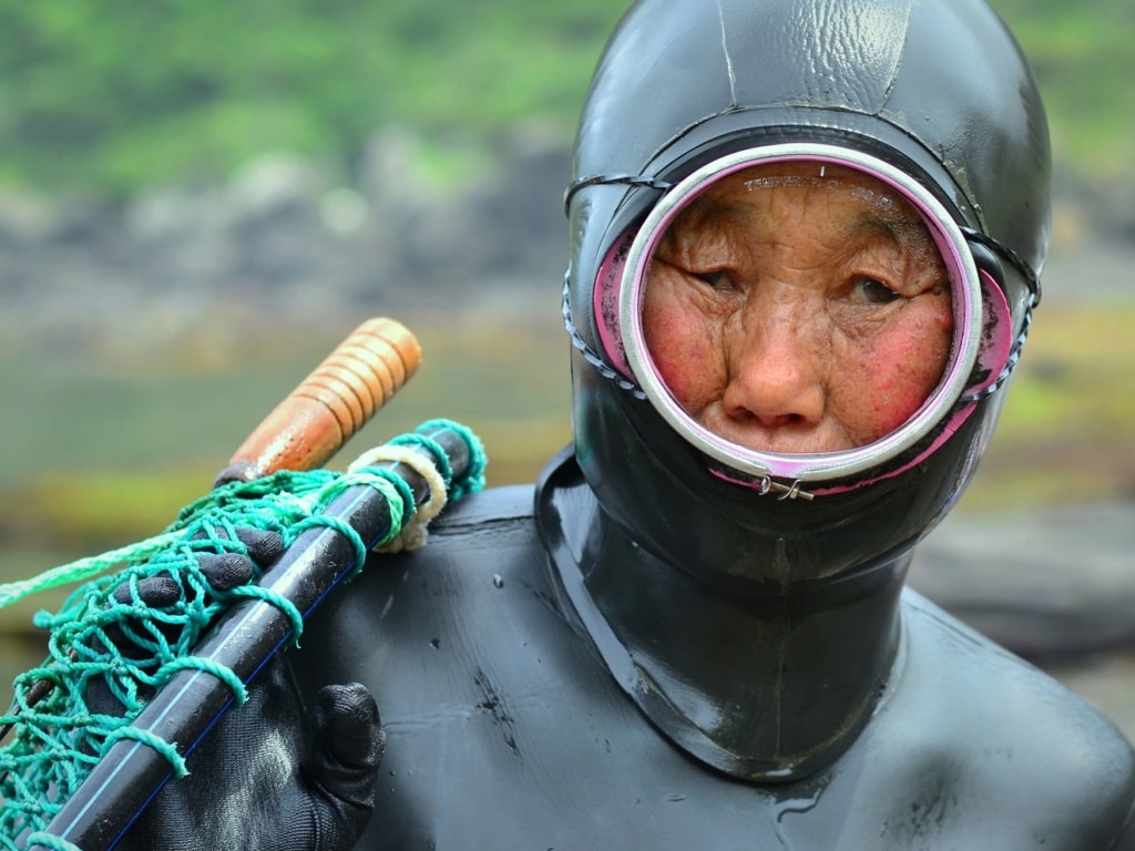 Ältere Koreanerin im Taucheranzug auf der Insel Jeju