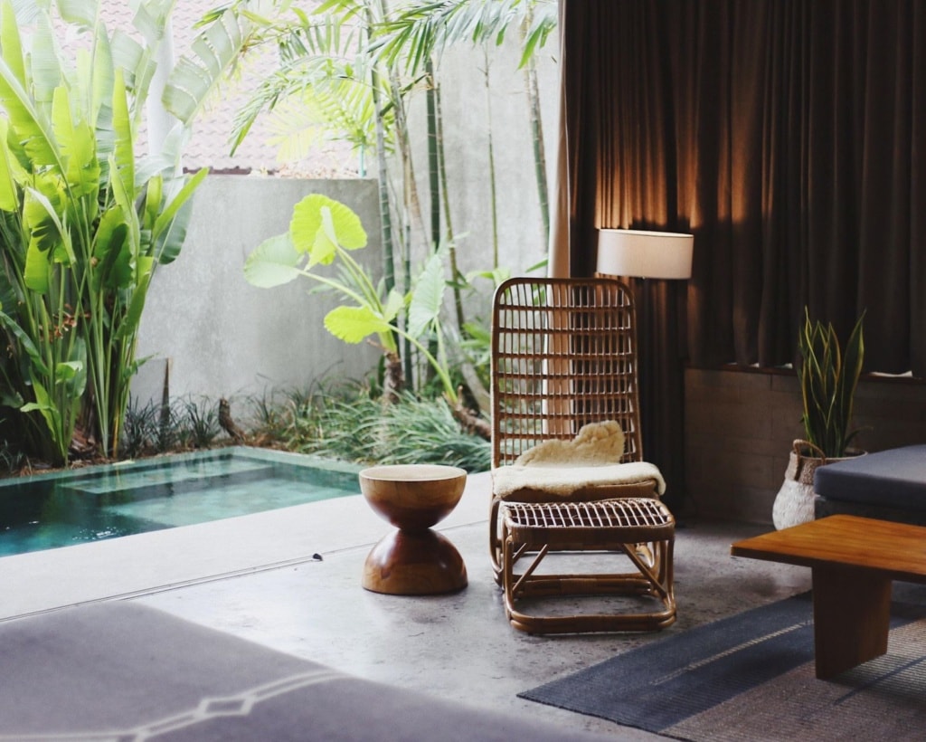 Hotelzimmer mit Pool und viel Grün