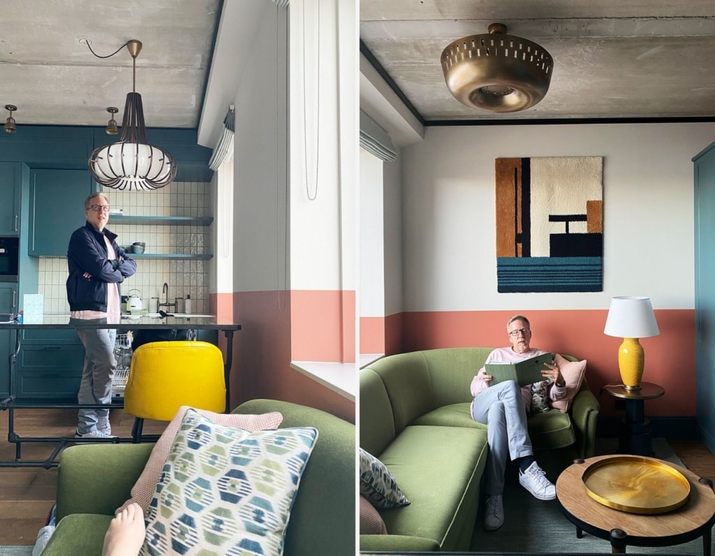Mann steht und sitzt im Appartement des Hotels Boat & Co in Amsterdam