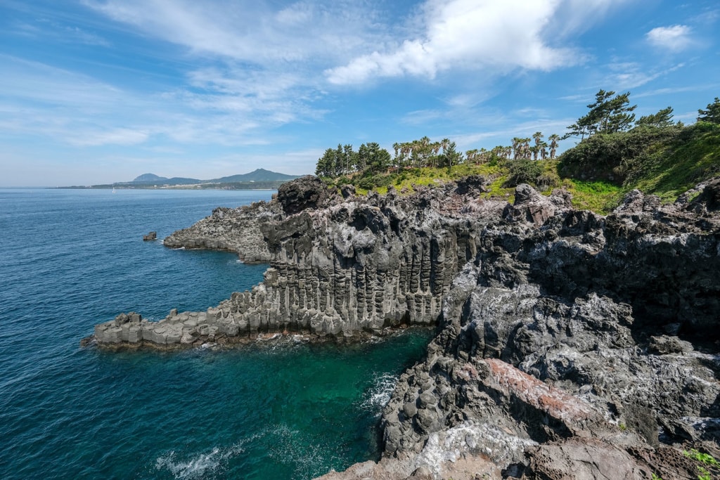 Steile felsige Klippen am Meer auf der Insel Jesu Korea