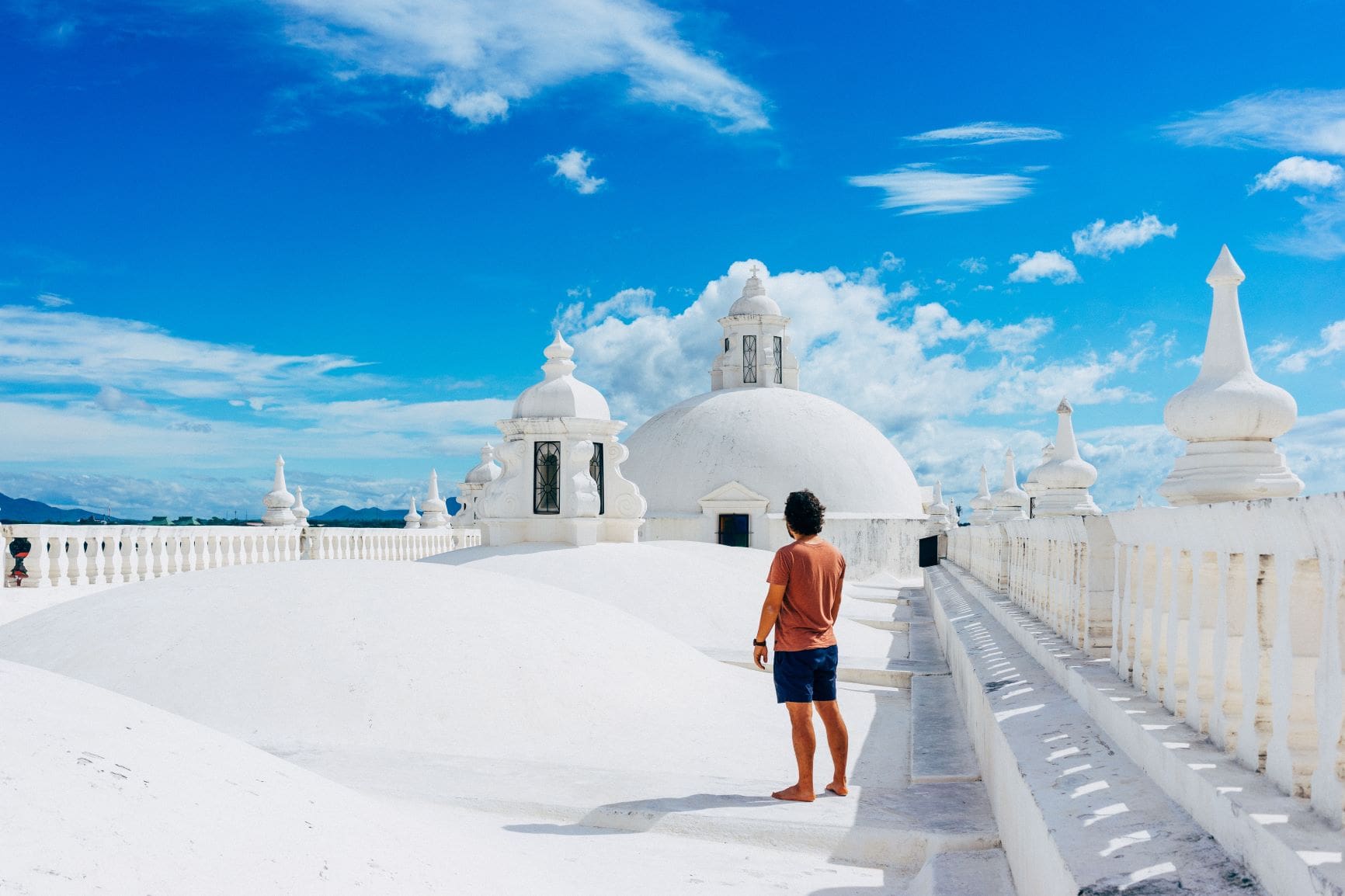 Tourist auf dem Dach der Kathdrale in Leon in Nicaragua
