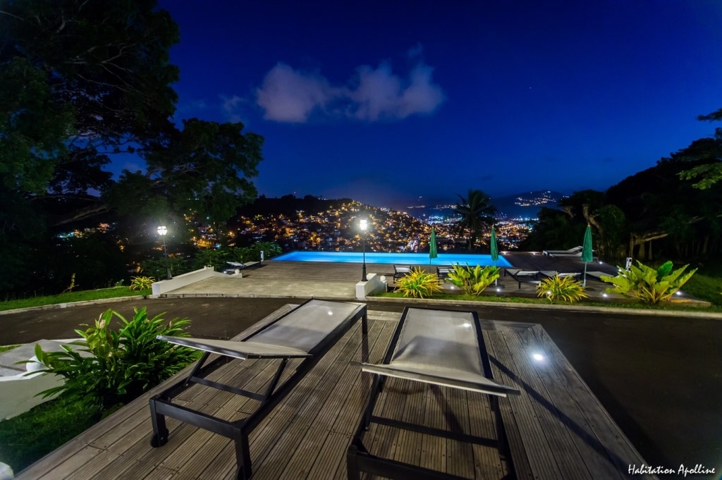 Der Blick im Apolline auf Martinique reicht weit über die Bucht.