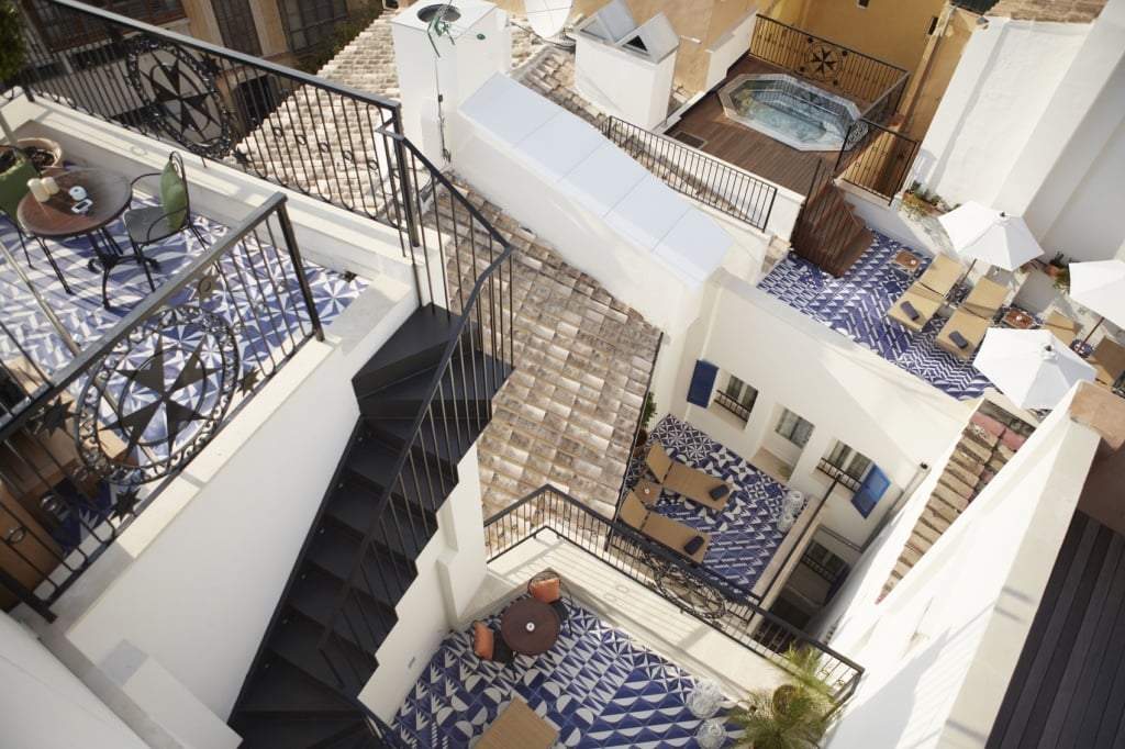 Verwinkelte Treppen führen durch das Hotel Cort.