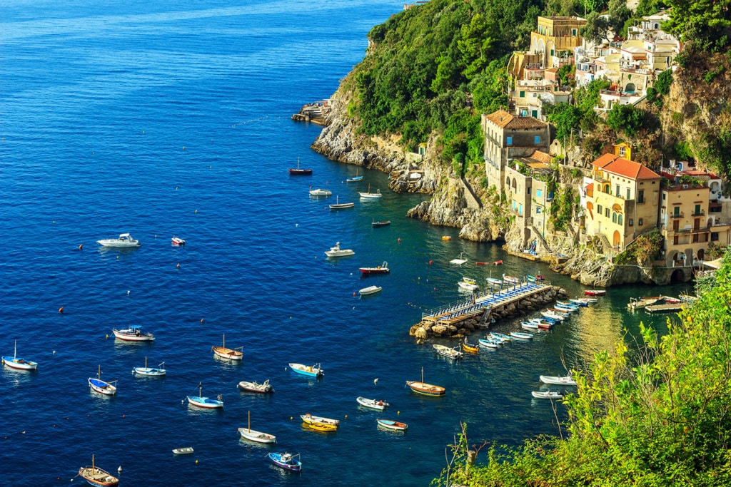 Blick auf die Bucht vor conca dei marini