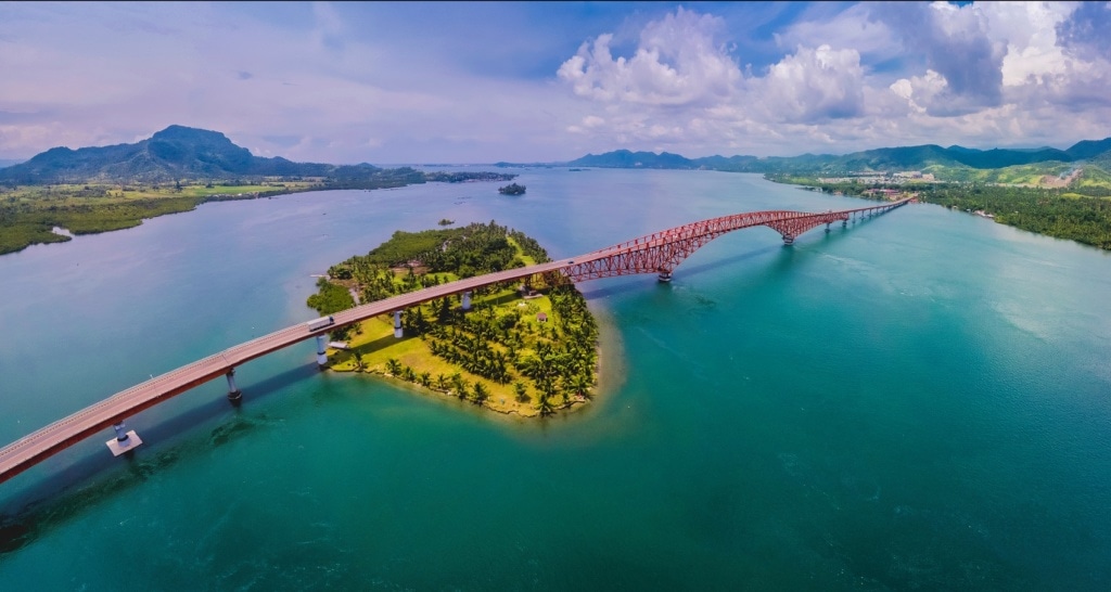Die San Juanico Bridge verbindet die Insel Samar und Leyte auf den Philippinen.