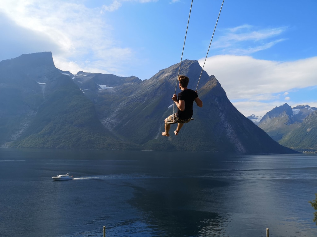 Schaukel hinaus zum Fjord in Norwegen