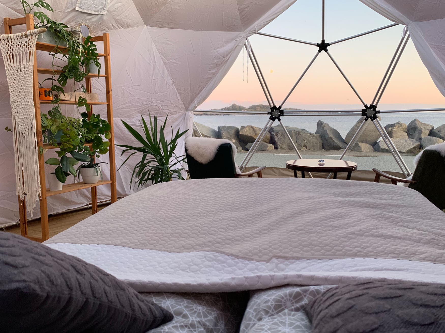 Dome Zelt mit Blick auf das Meer in Norwegen