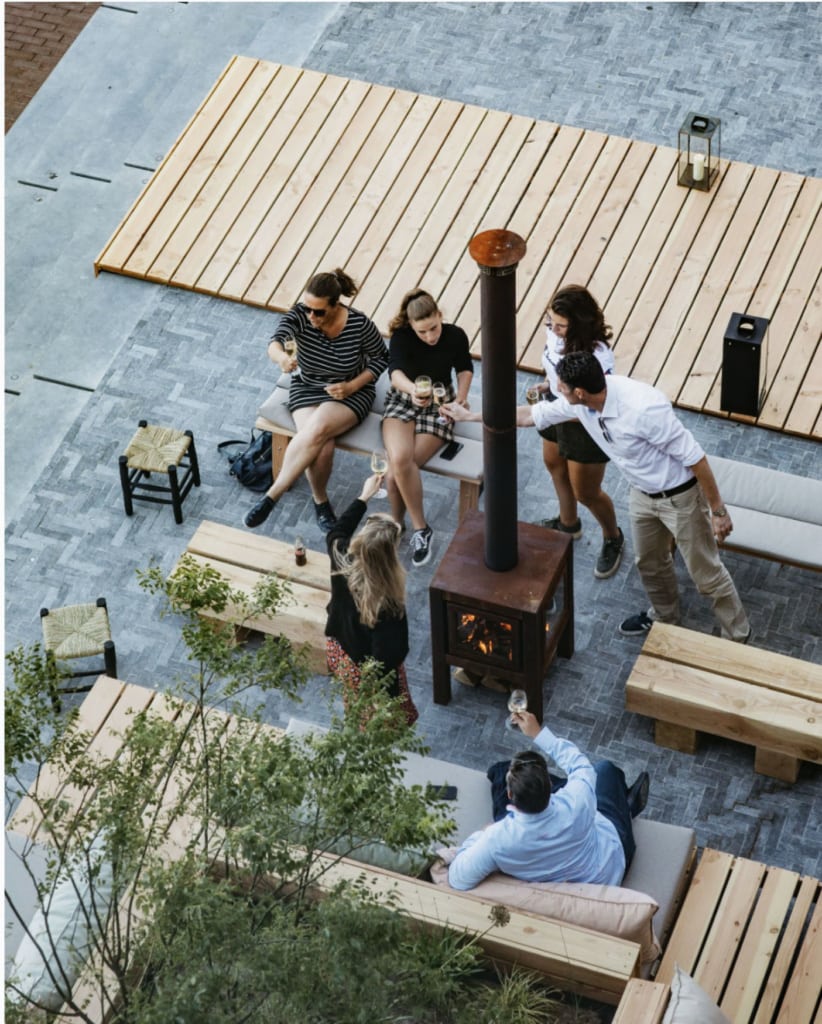 Freunde genießen auf der Terrasse des Vessel einen Drink