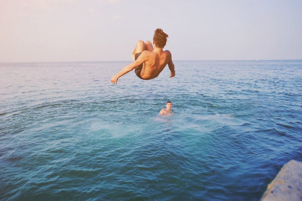 Wild Swimming in Deutschland: Ein Mann springt in einen See.