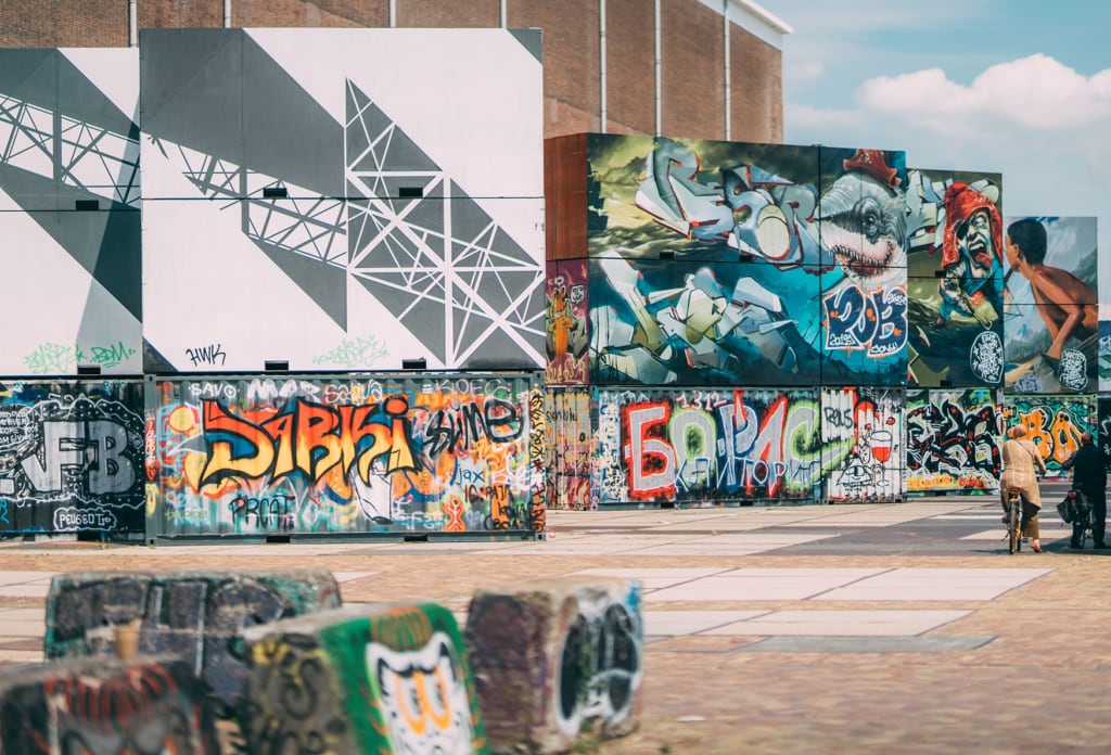 Viele Murals an Schiffscontainern in NDSM Amsterdam