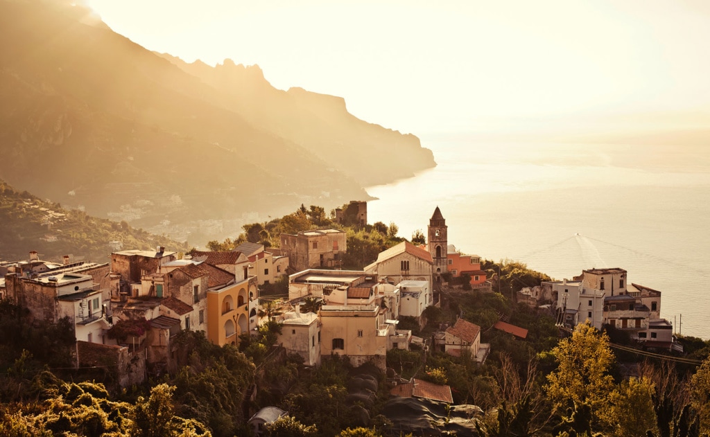 Blick auf ravello an der Almalfiküste aus der Vogelsperspektive