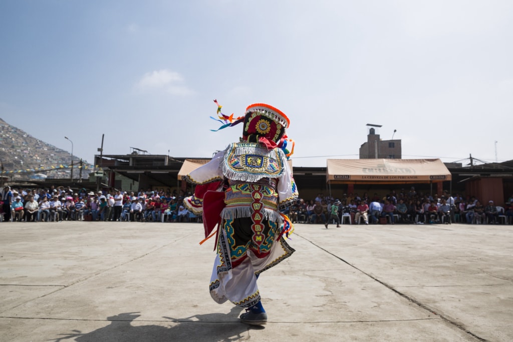 Mann beim Scherentanz in Peru