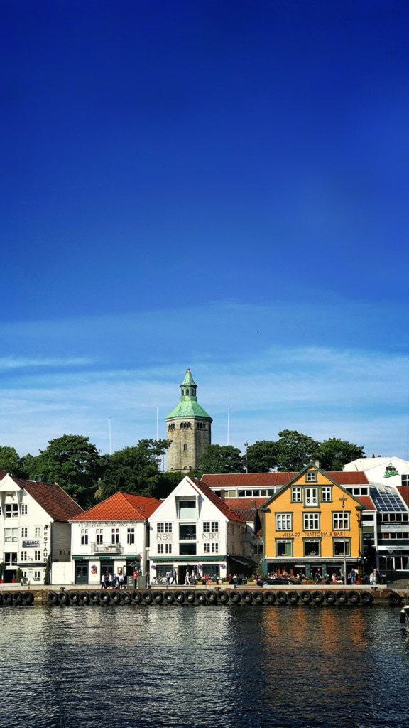 Blick vom Wasser auf die Stadt Stabanker in Norwegen bei blauem Himmel