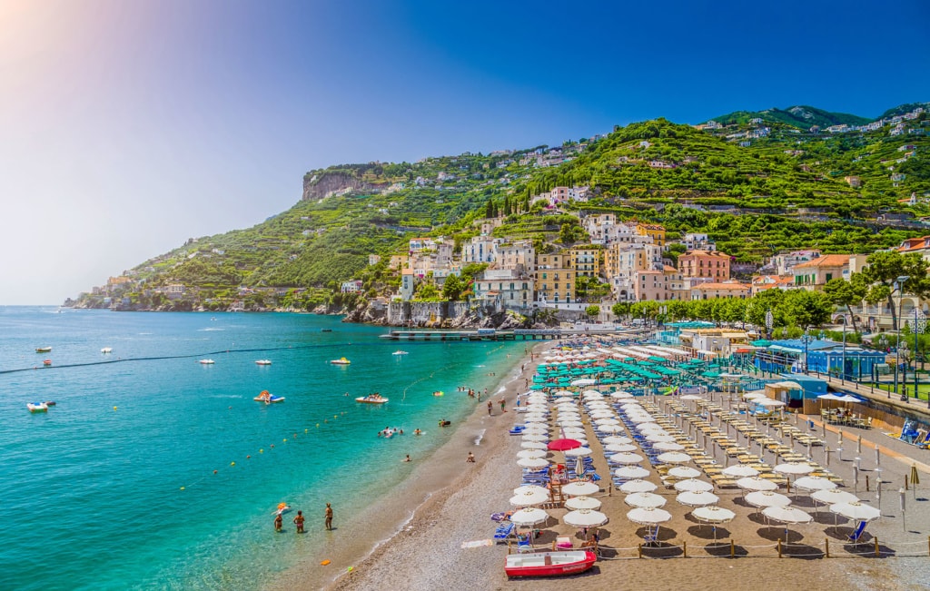 Strandabschnitt bei Minori mit vielen Liegen und Schirmen