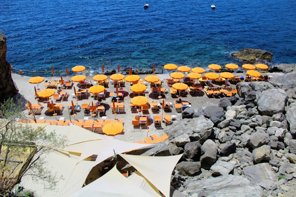 Gelbe Schirme und Liegen von oben fotografiert am Strand von Praiano