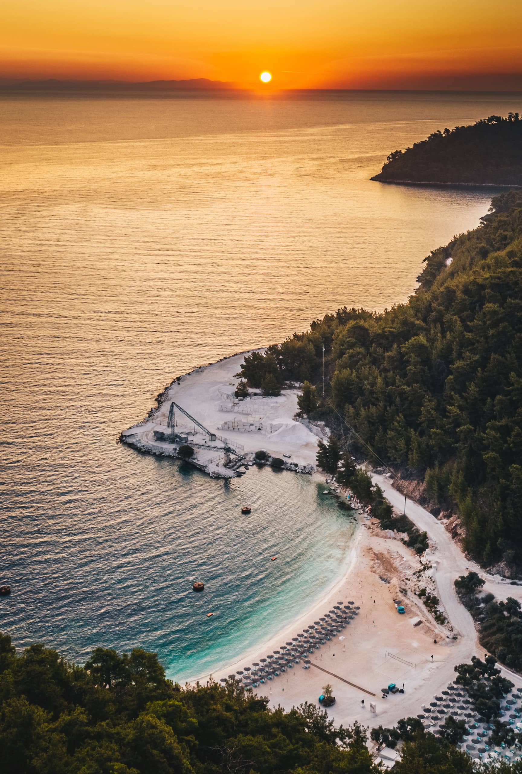 Sonnenuntergang in einer Bucht auf der griechischen Insel Thassos
