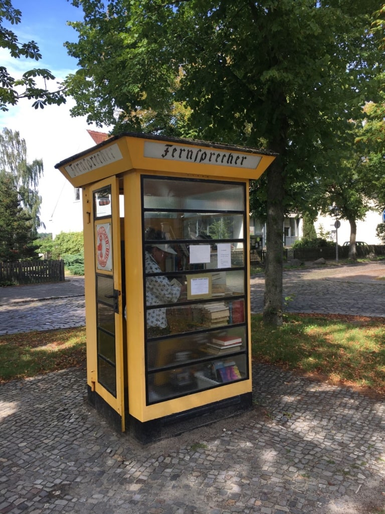 Bücherschrank in alter Telefonzelle in Alt-Lübars in Berlin