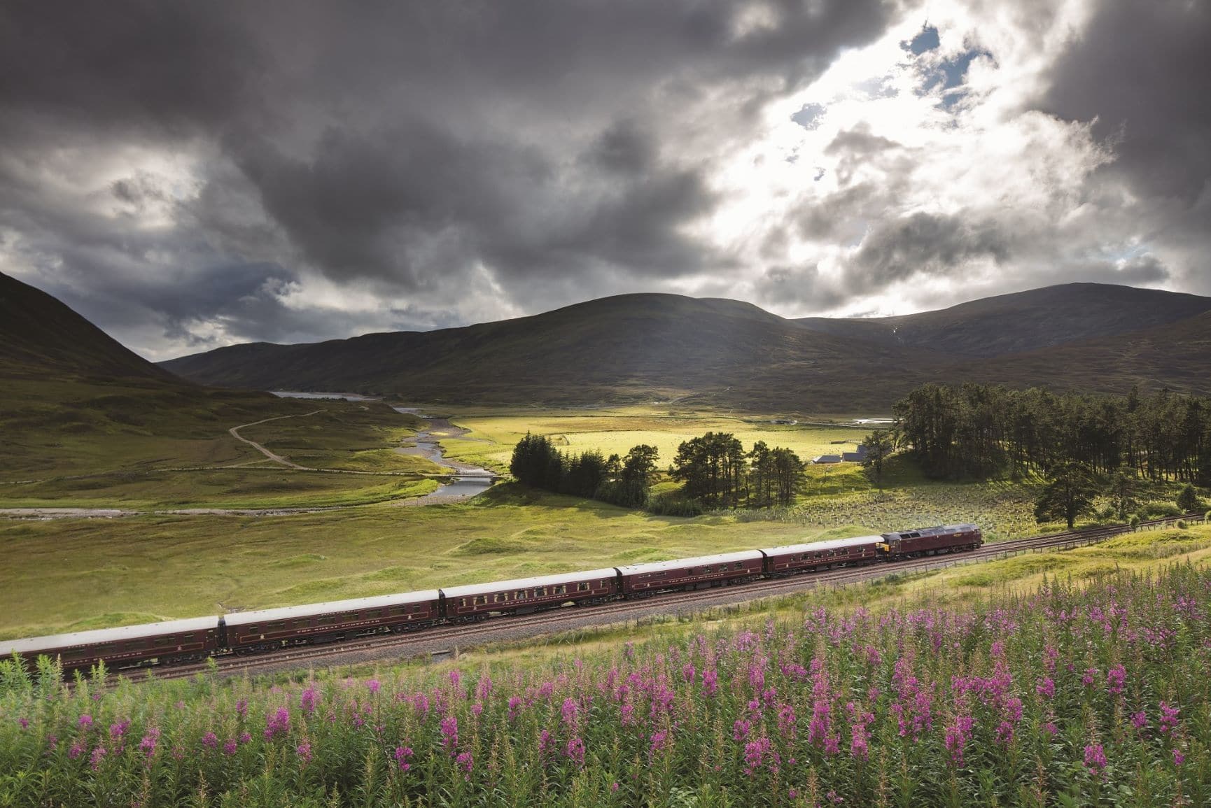 Belmond Royal Scotsman fährt durch Landschaft Schottland