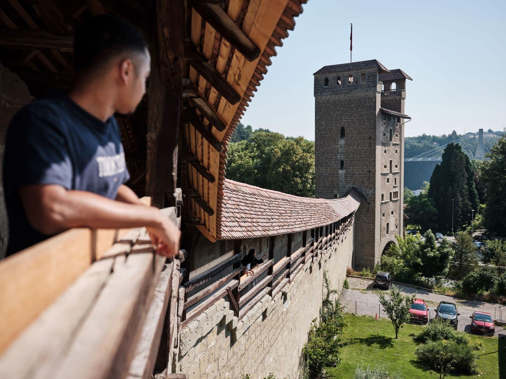 Besucher in mittelalterlicher Anlage in Freiburg, Schweiz 