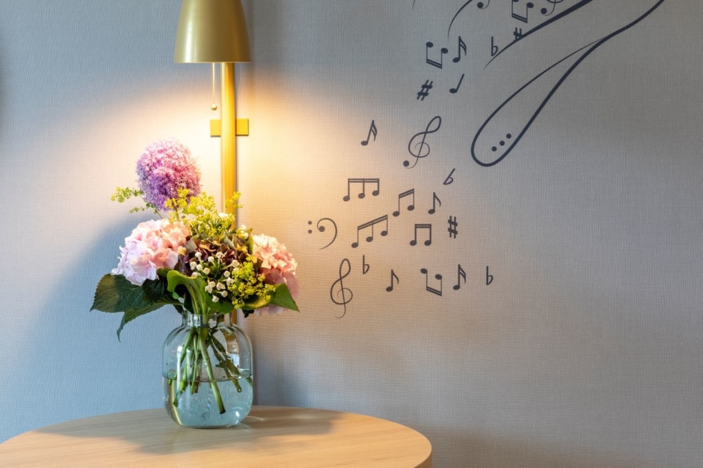 Blumenvase und Lampe im Fraser Suites Leipzig