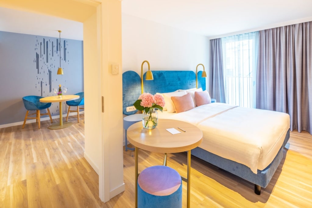 Bunte Einrichtung im Fraser Suite Leipzig