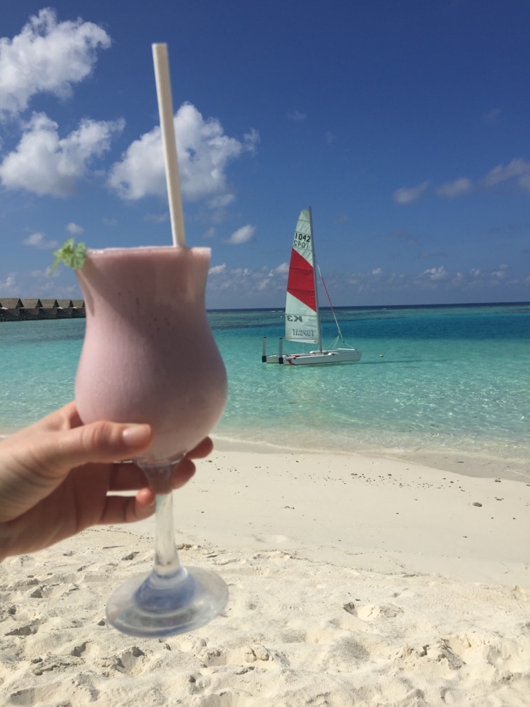 Ein kühler Milkshake im Faarufushi Maledives