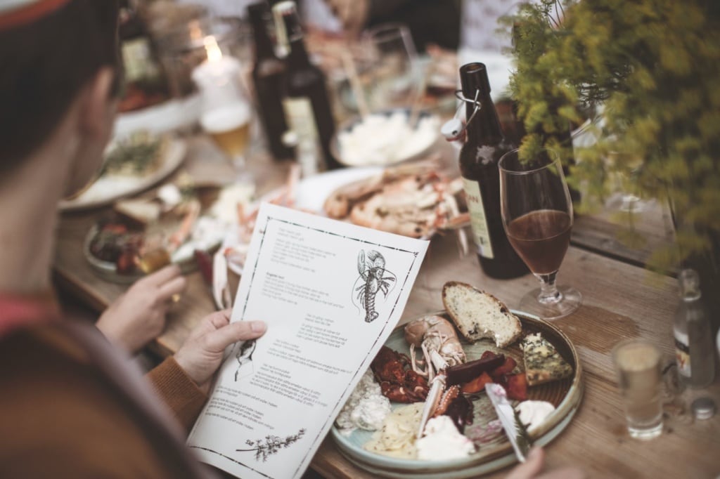 Gedeckter Tisch in Schweden beim Krebsfest