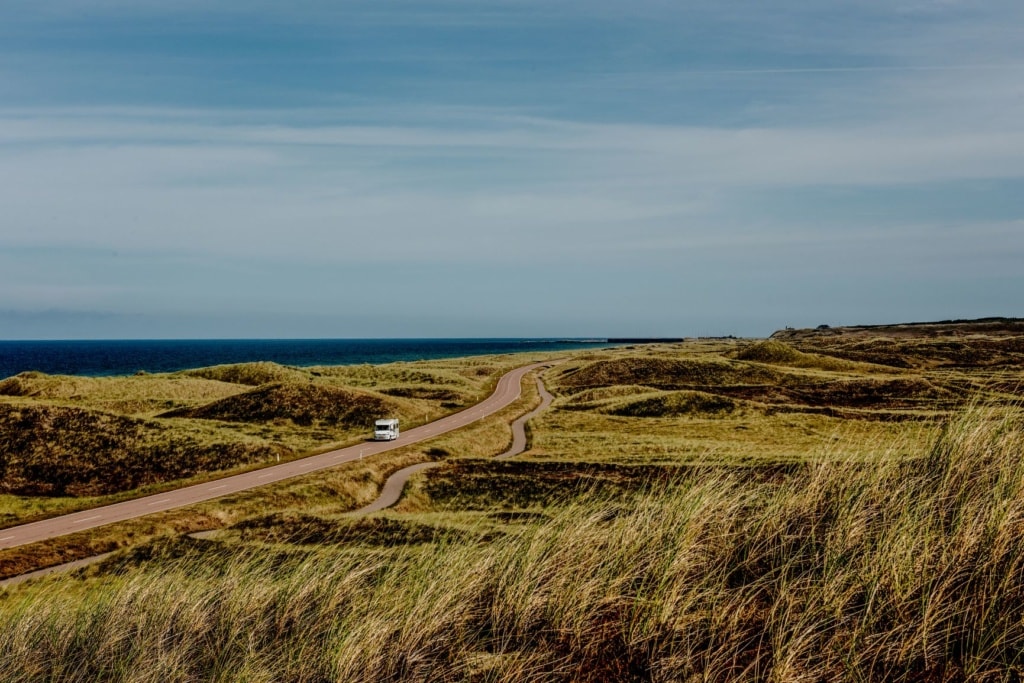 Wohnmobil fährt auf einer Straße im Kystvejen Thy Nationalpark