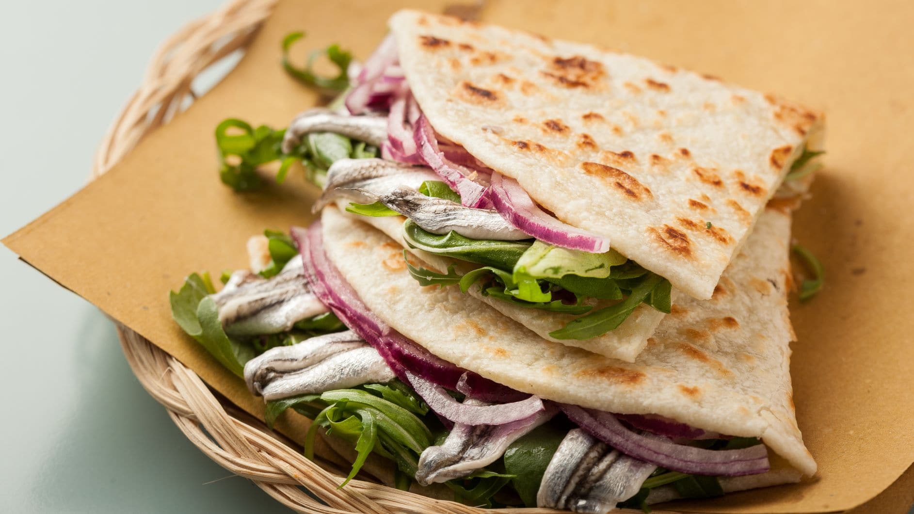 Piadina mit Zwiebeln, Sardellen und Salat