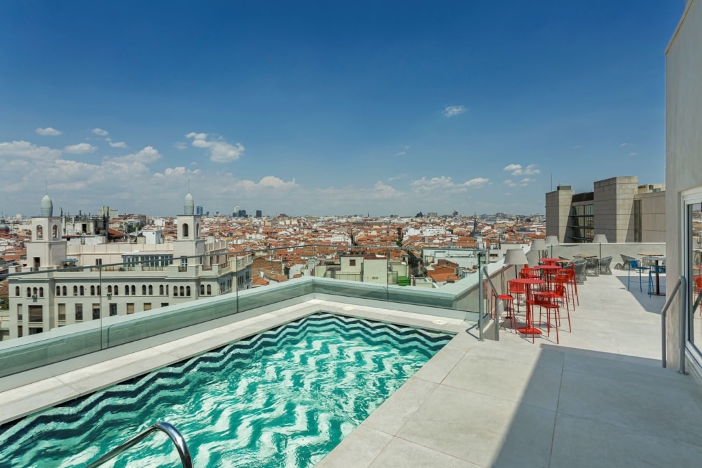 Pool auf dem Dach des Room Mate Macarena in Madrid