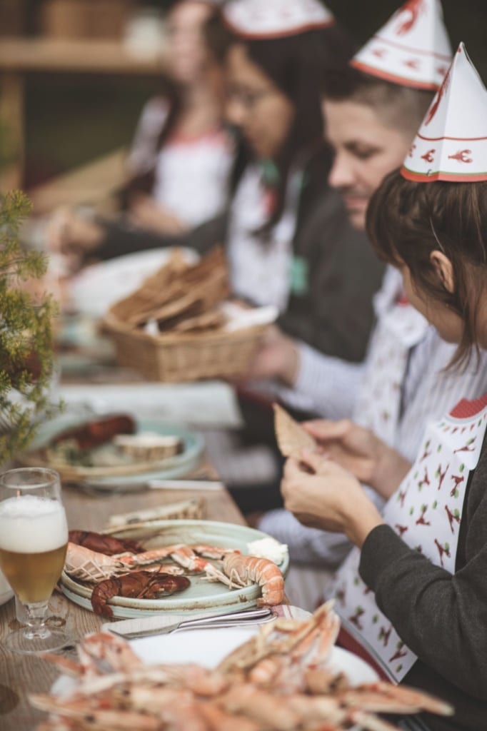 Schweden puhlen Krebse am Tisch