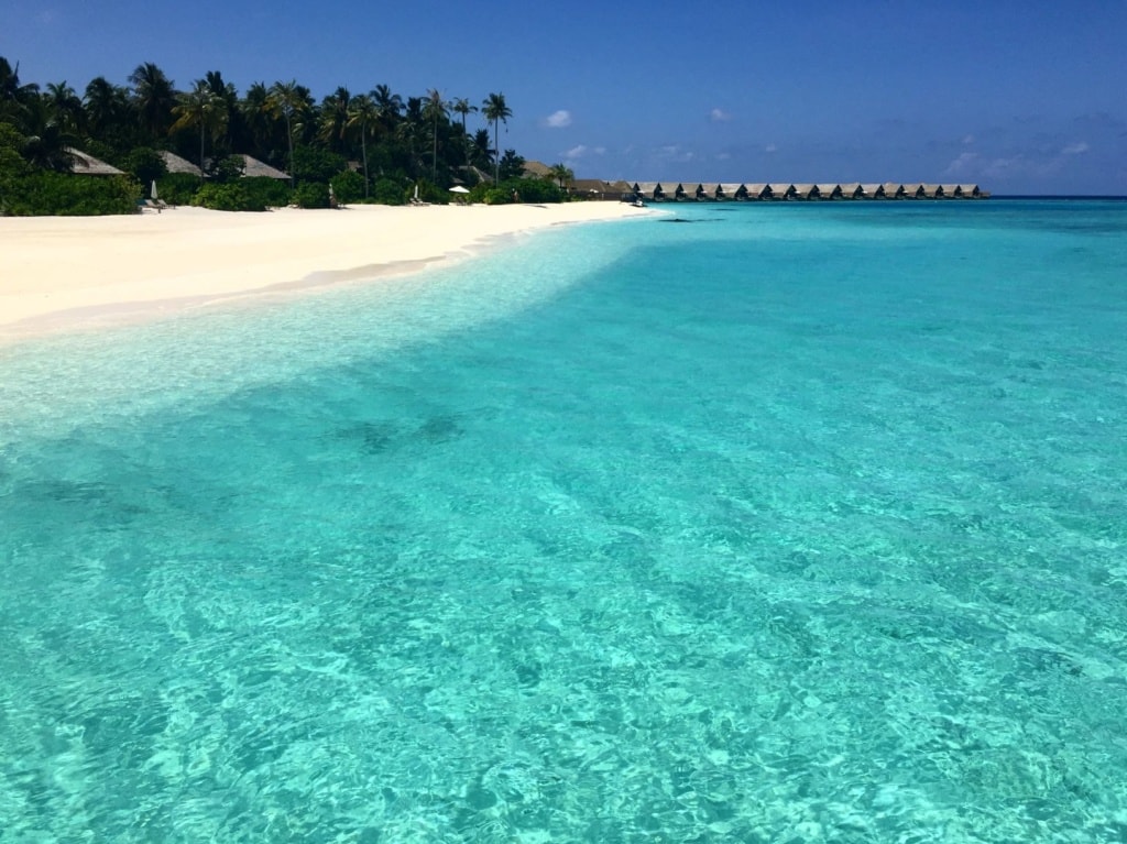 Strand auf der Insel Faarufushi auf den Malediven