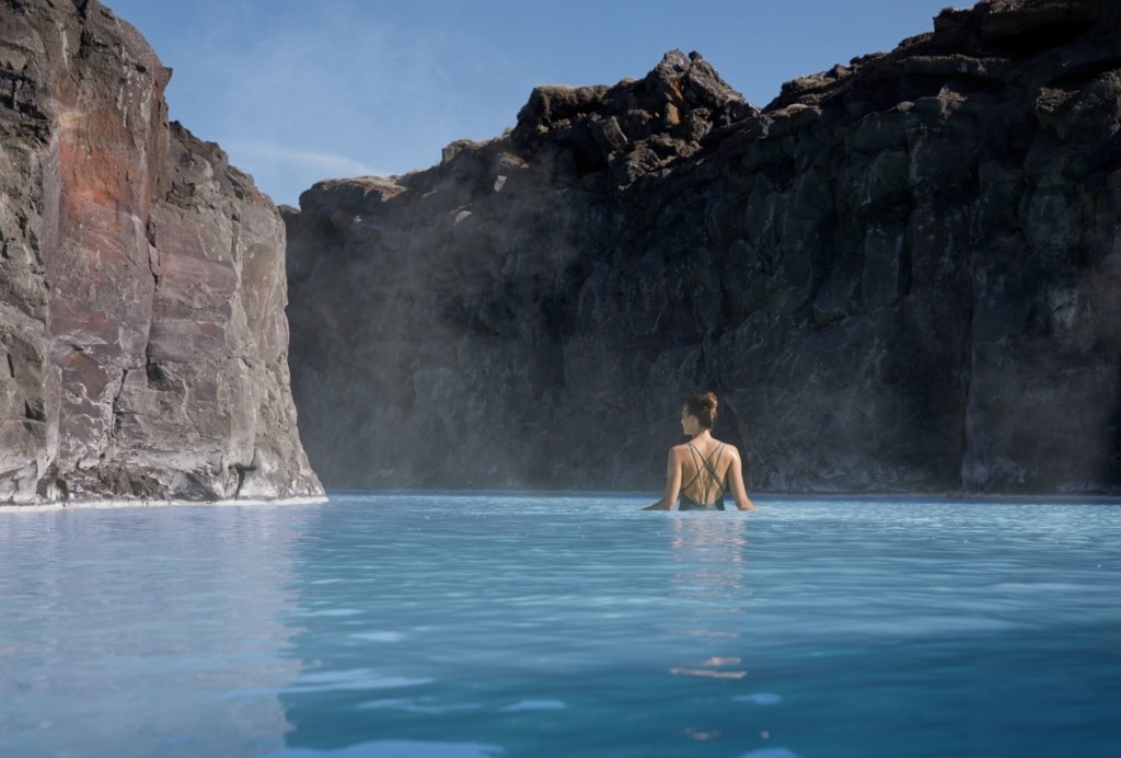 Frau im Pool im The Retreat in Island