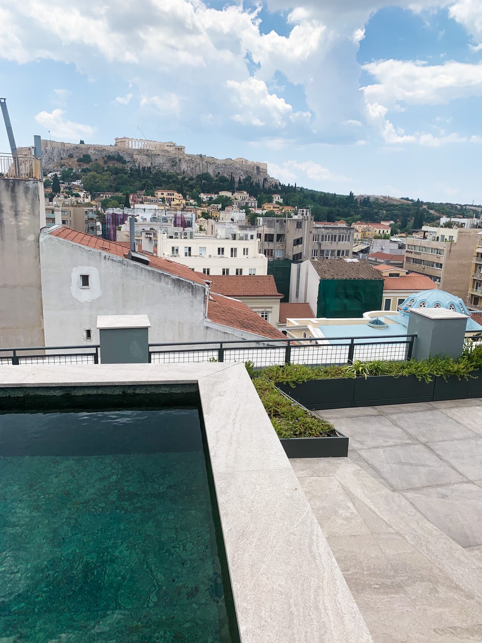 Von der Terrasse des Perianth genießt man einen tollen Blick auf die Akropolis in Athen