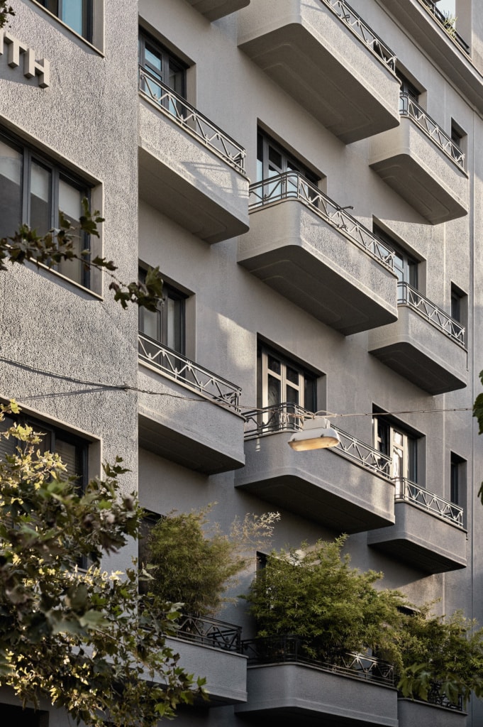 Die Außenfassade des Perianth Designhotels in Athen ist unscheinbar in Grau gehalten