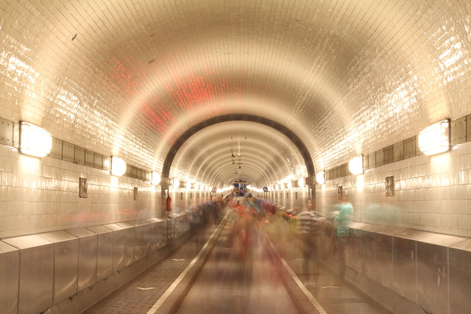 Den alten Elbtunnel ist einer der Hamburg-Tipps. Nur Fußgänger und Fahrradfahrer dürfen hier hinunter 