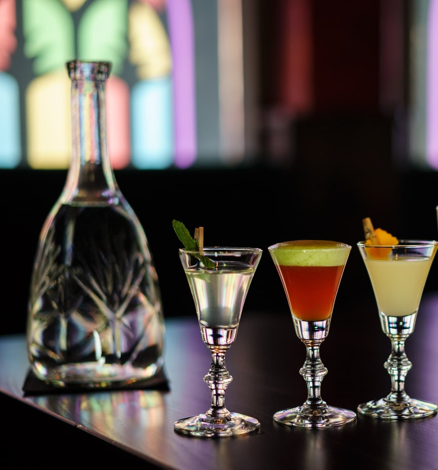 Im The Chug Club in Hamburg werden Cocktails als Überraschungsflight in Probiergröße serviert