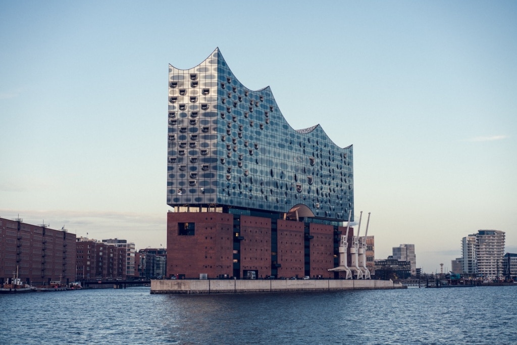 Die Elbphilharmonie in Hamburg ist besonders schön vom Wasser aus zu sehen.