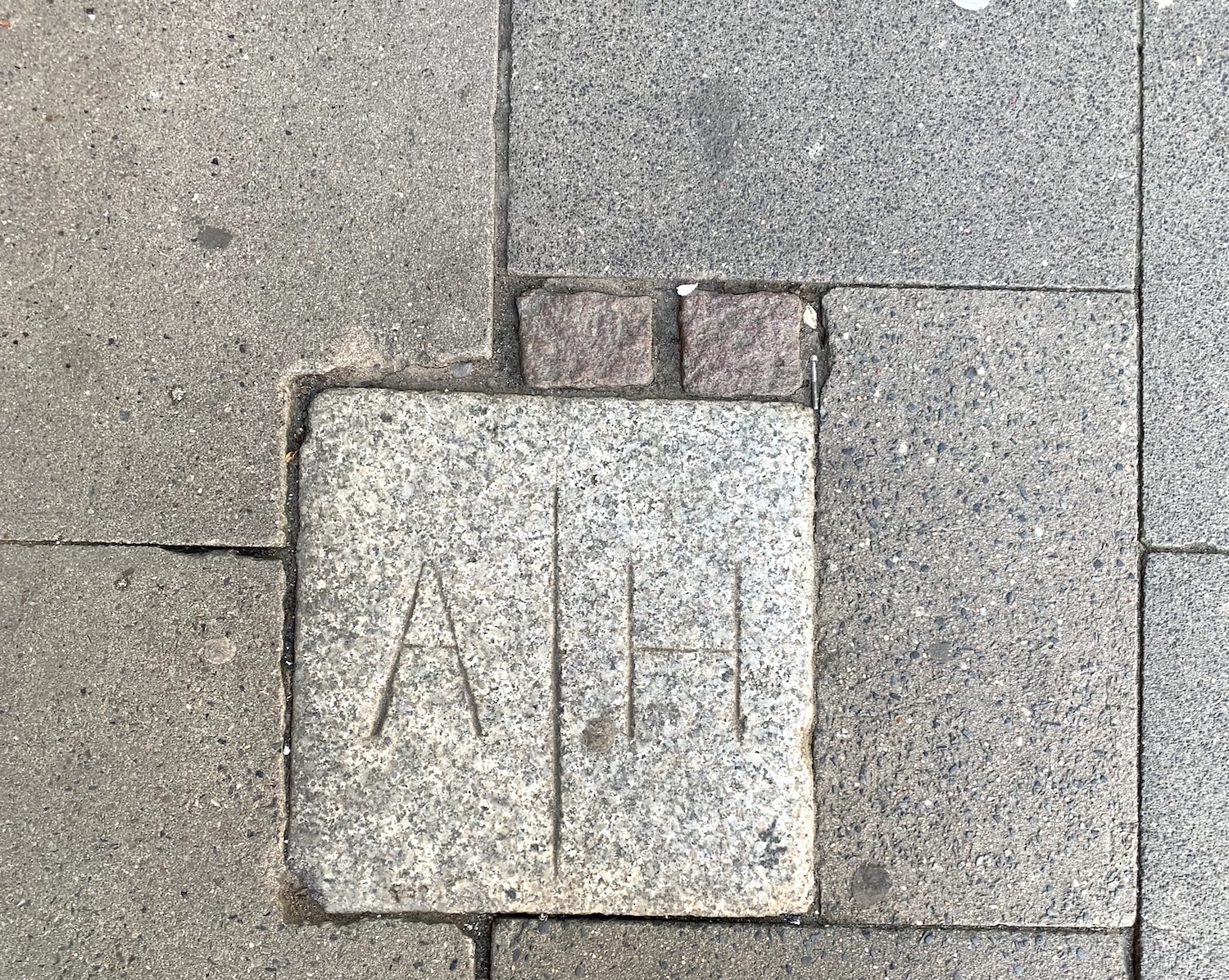 In Hamburg-Altona finden sich viele Grenzsteine auf dem Bürgersteig.