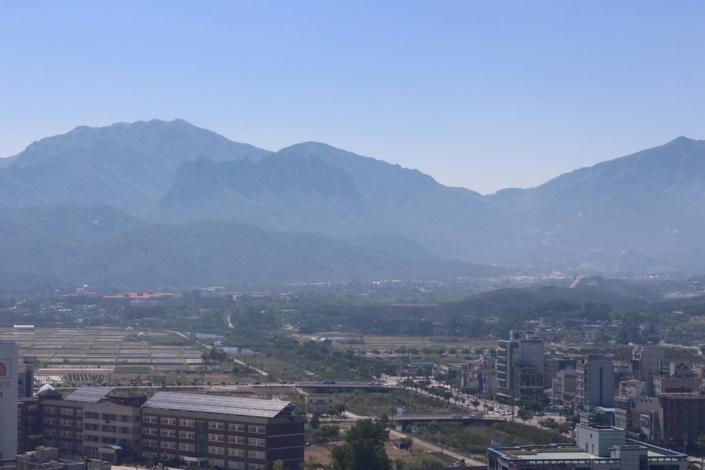 Die Sokcho Berge in Südkorea ragen in den heißen Sommerhimmel. Auch hier stoppte unser Autor auf seiner Südkorea-Reise.
