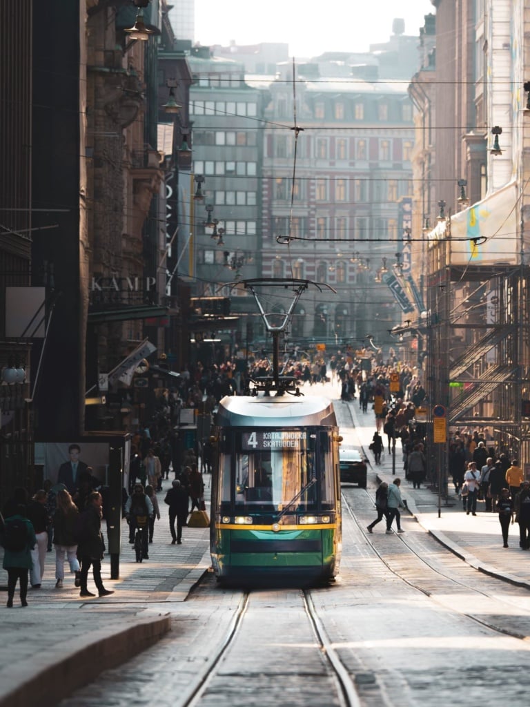 Belebte Straße in der Innenstadt von Helsinki
