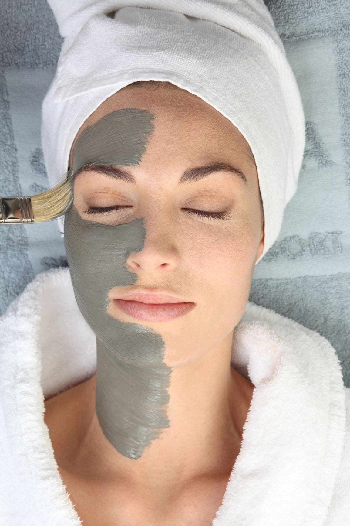 Frau bekommt Spa-Gesichtsbehandlung