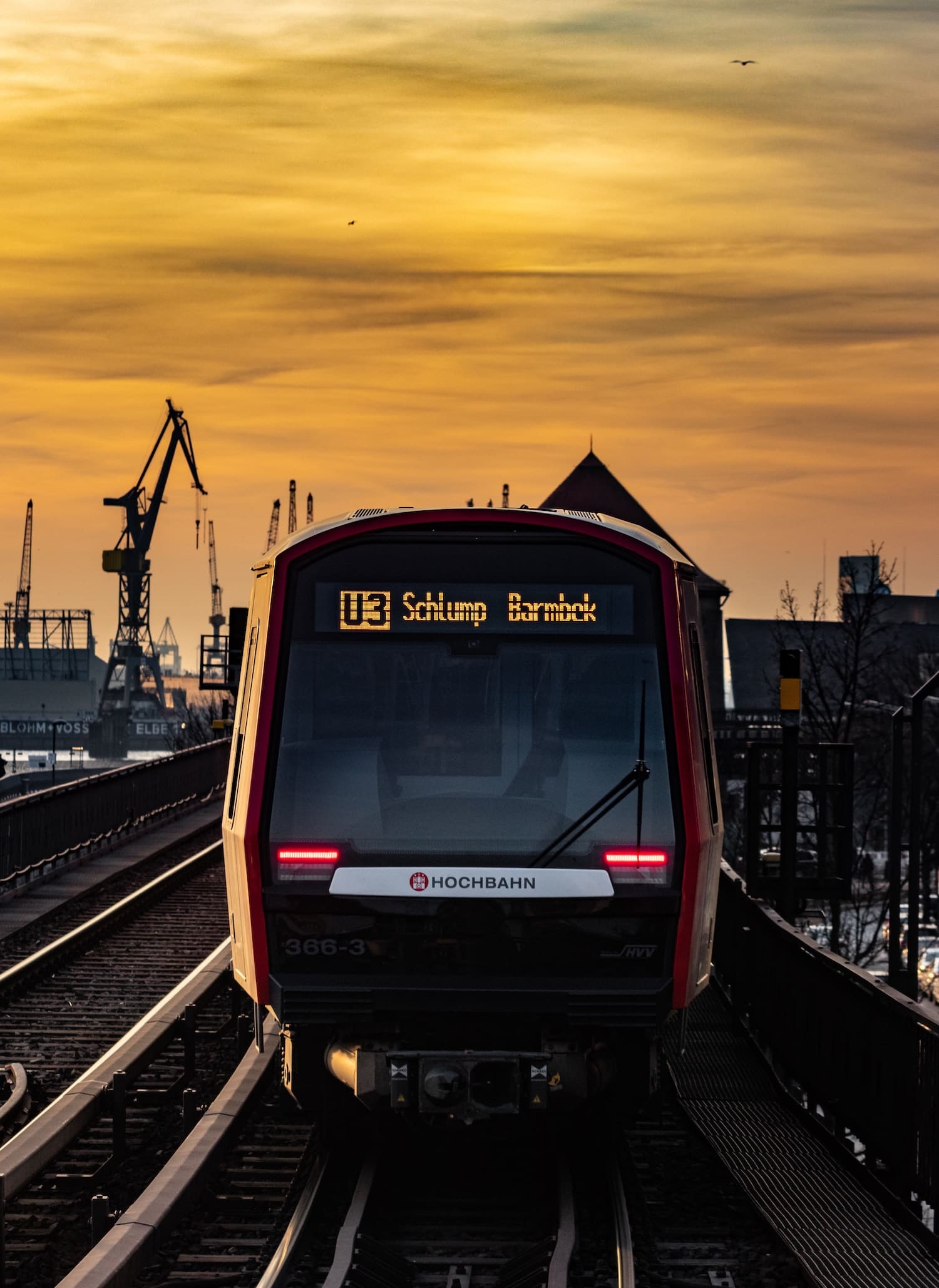 Mit der U 3 fahren Touristen an allen Sehenswürdigkeiten in Hamburg wie den Landungsbrücken vorbei