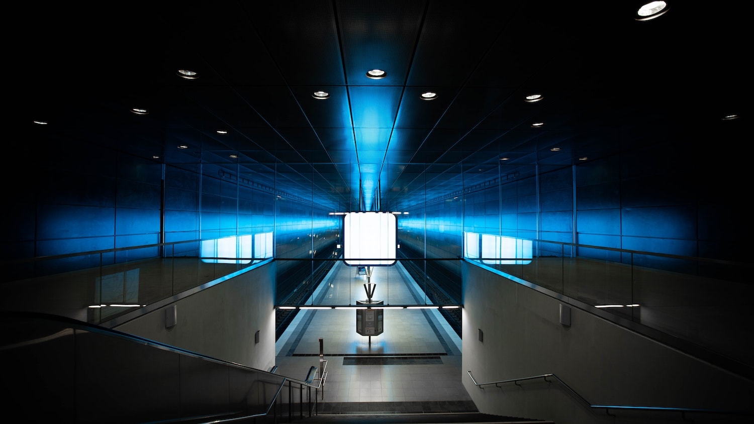 Die U-Bahn-Station Quartier Hafencity in Hamburg ist kunstvoll erleuchtet