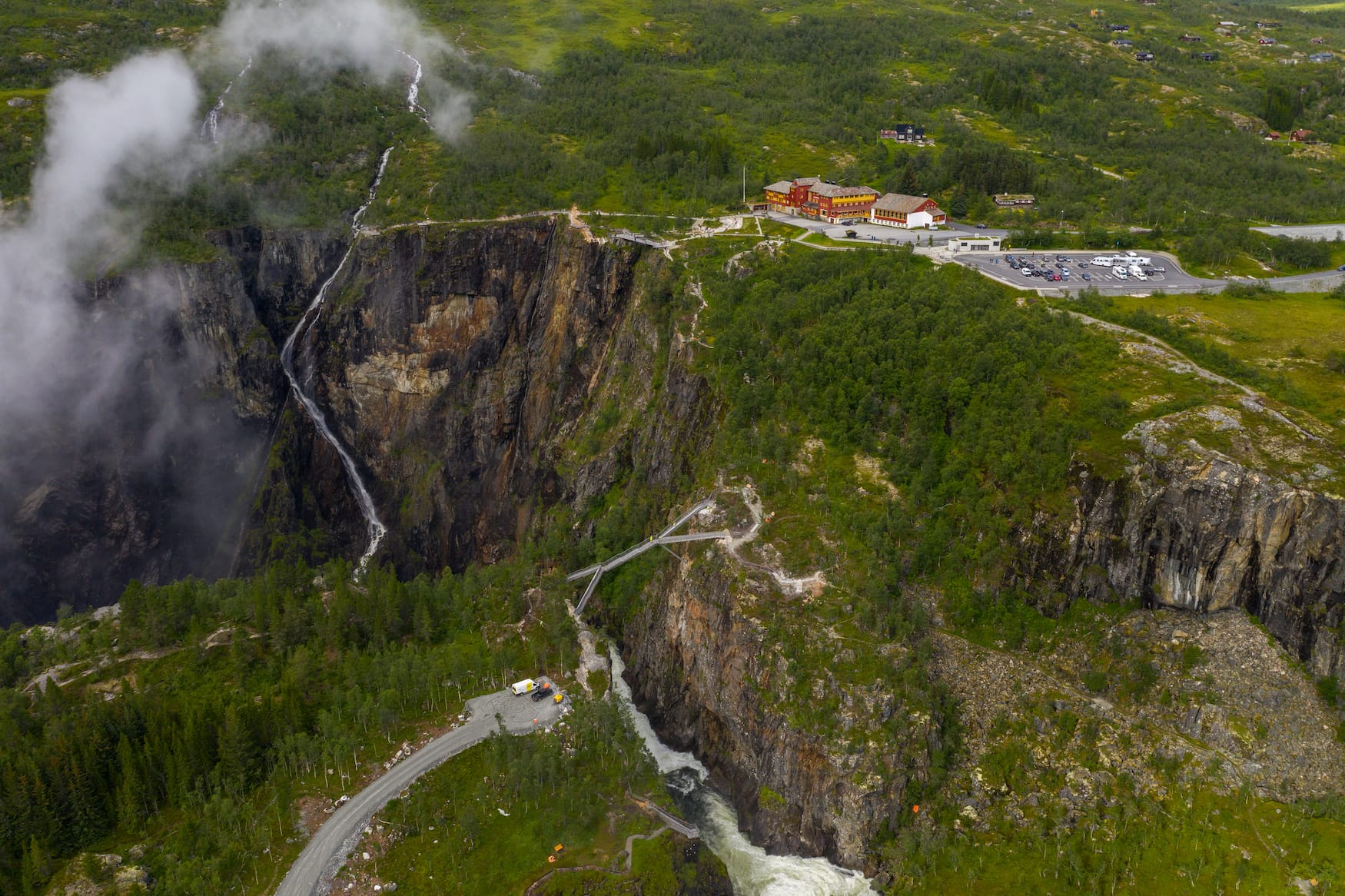 Mitten in norwegischer Landschaft führt nun eine Brücke über den Voringsfossen Wasserfall