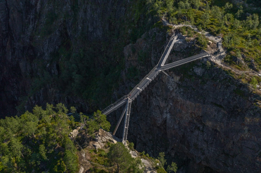 Eine Brücke führt über eine Schlucht beim Voringsfossen-Wasserfall in Norwegen