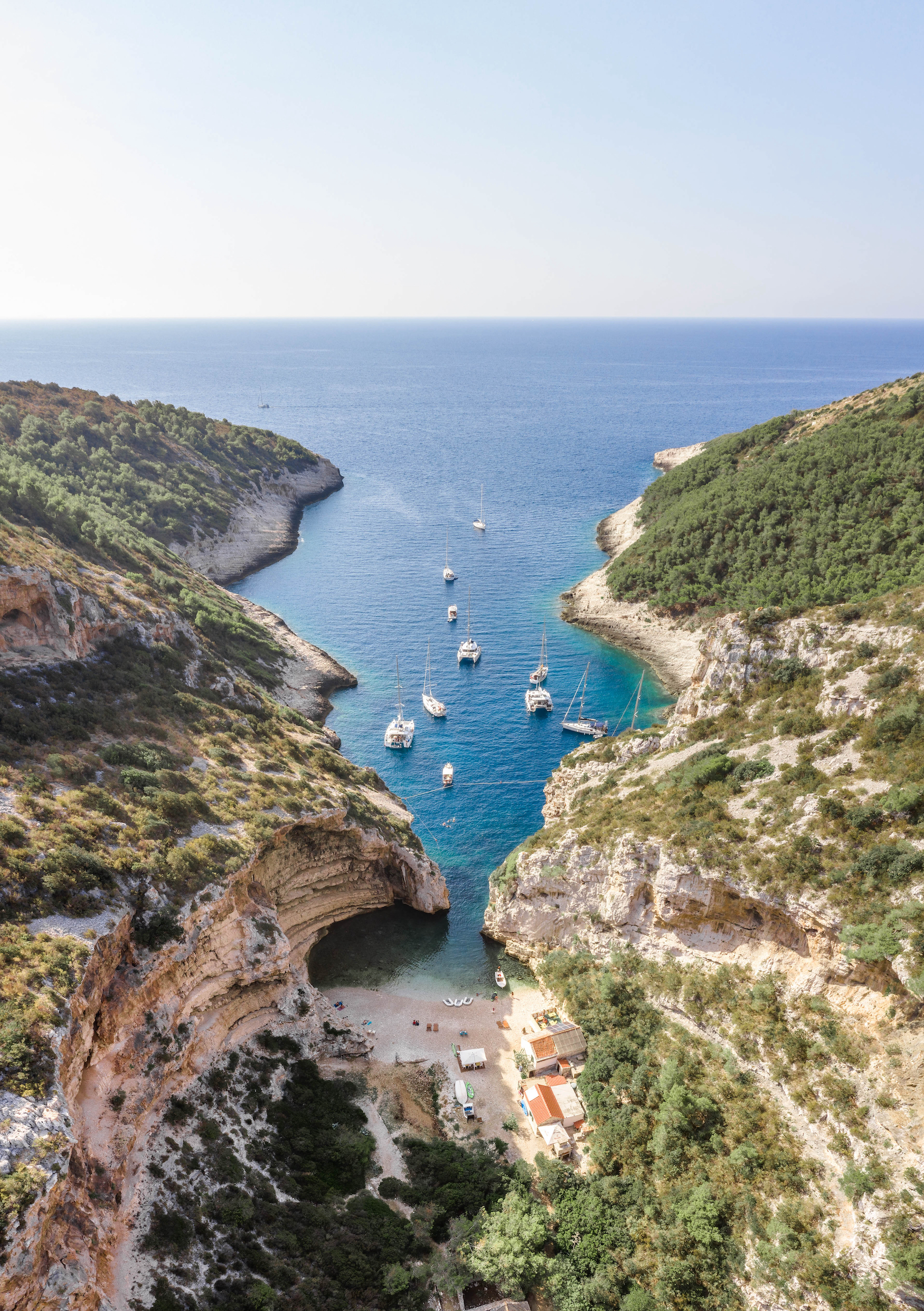 Bucht mit Schiffen auf Vis, Kroatien