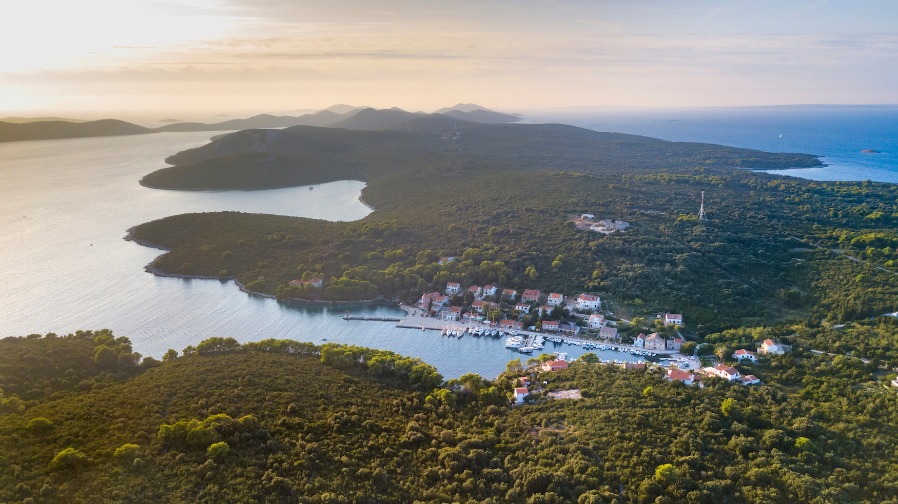 Sonnenuntergang hinter der kroatischen Insel Molat