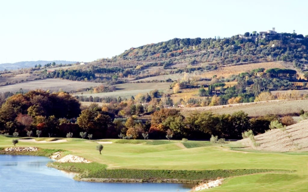 Blick auf einen Golfplatz in der Toskana